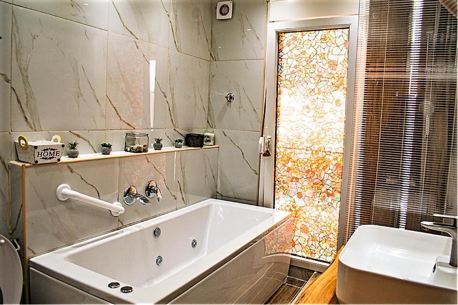 Kassandrou Suite Hot Tub-Jakuzzi - 2 Bedrooms - Big Balcony - Center سالونيك المظهر الخارجي الصورة